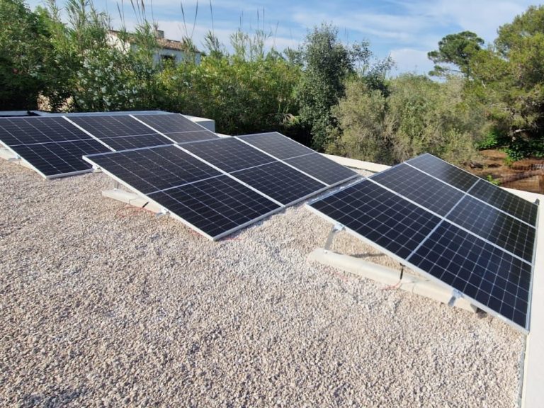 instalación de placas solares en playa de Gandia